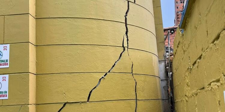 Así son las grietas en el colegio.