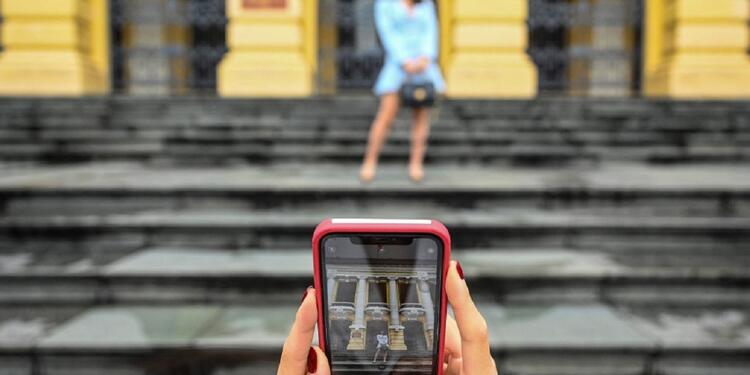 Mujer grabando con celular