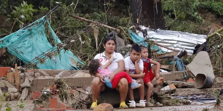 Damnificados ante las fuertes lluvias Damnificados por las fuertes lluvias en Colombia.