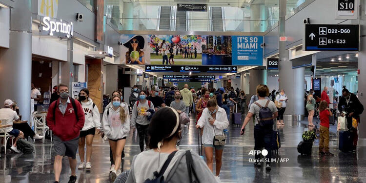 Aeropuerto de Miami, EE.UU. Viajeros en aeropuerto de Miami, EE.UU.