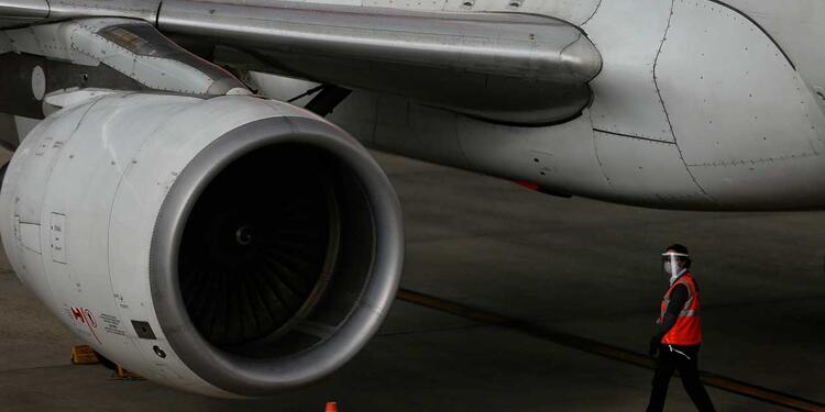 Avión en aeropuerto Imagen de turbina de un avión