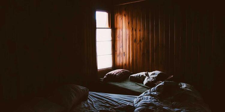 Cama cerca a ventana Cama cerca a ventana