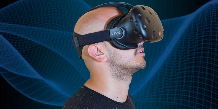 Casco de realidad virtual Hombre usando un casco de realidad virtual