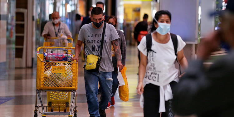 Personas hacen compras durante el día sin IVA Compradores en día sin IVA