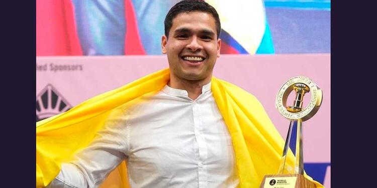 Diego Campos, con trofeo de campeón mundial de barísmo