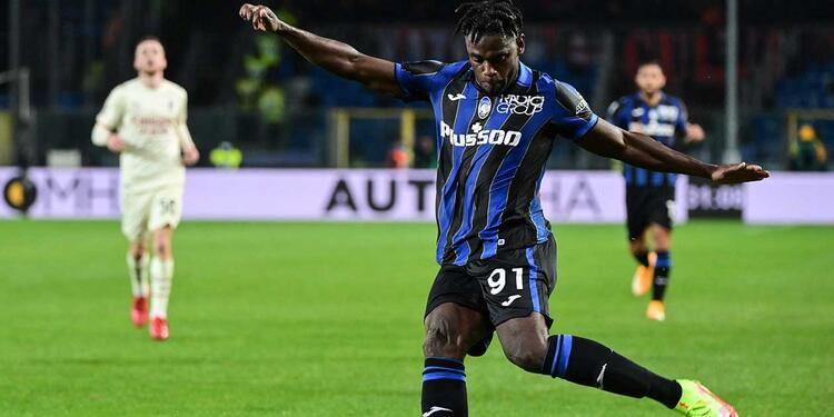Duván Zapata jugando con el Atalanta Duván Zapata jugando con el Atalanta