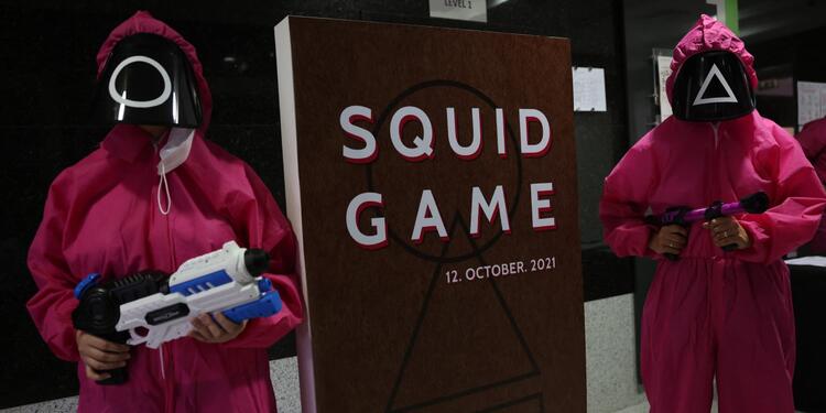 Personas participan en evento de El Juego del Calamar en Corea Personas participan en evento de El Juego del Calamar