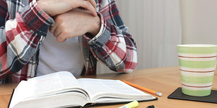 Estudiante leyendo texto Estudiante está leyendo un libro