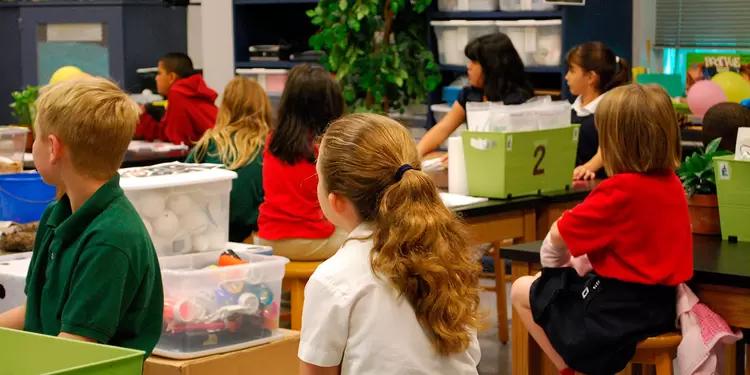Niños al interior de un salón de clases Estudiantes en salón de clases