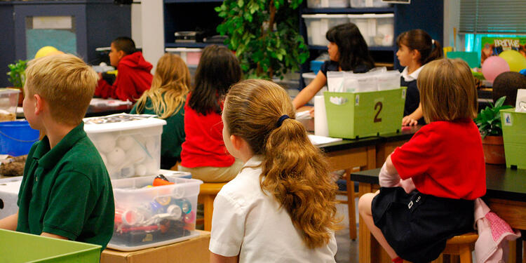 Niños al interior de un salón de clases Estudiantes en salón de clases