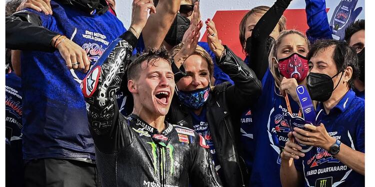 Fabio Quartararo celebra coronarse campeón de MotoGP 2021 Fabio Quartararo celebra coronarse campeón de MotoGP 2021
