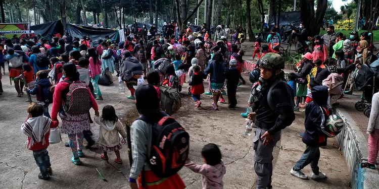 Indígenas en Parque Nacional de Bogotá Campamento de indígenas en el Parque Nacional
