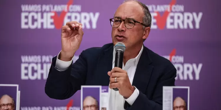 Juan Carlos Echeverry recoge firmas para su candidatura presidencial Juan Carlos Echeverry recoge firmas para su candidatura presidencial