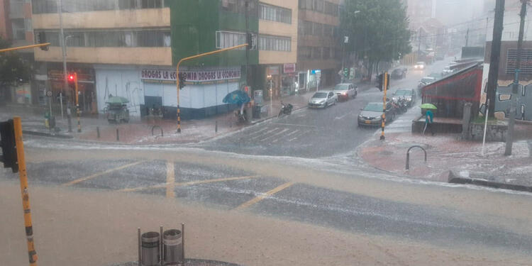 Fuertes lluvias en Bogotá anuncian llegada de temporada invernal Fuertes lluvias en Bogotá inundan las calles