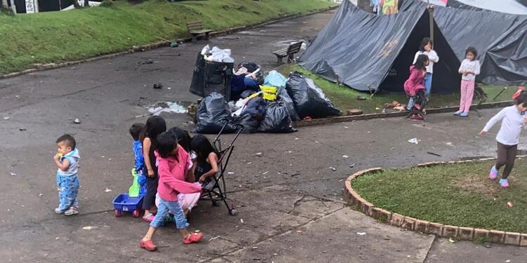Niños indígenas asentados en el Parque Nacional, Bogotá.