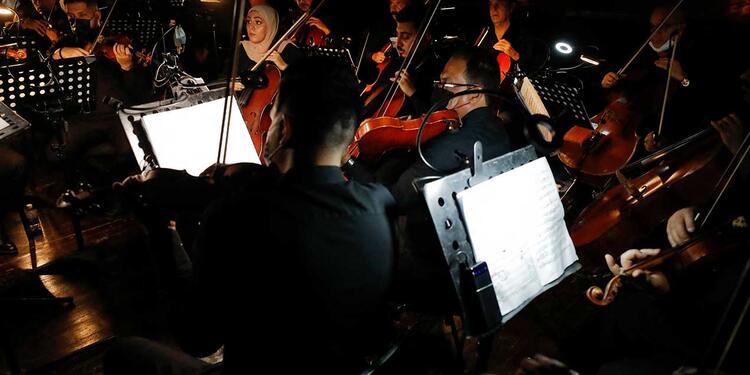 Orquesta tomando la Sinfonía de Beethoven