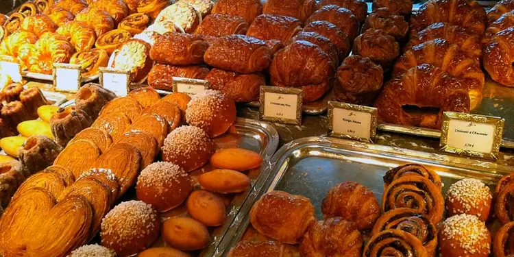 Variedad de panes en mostrador de panadería