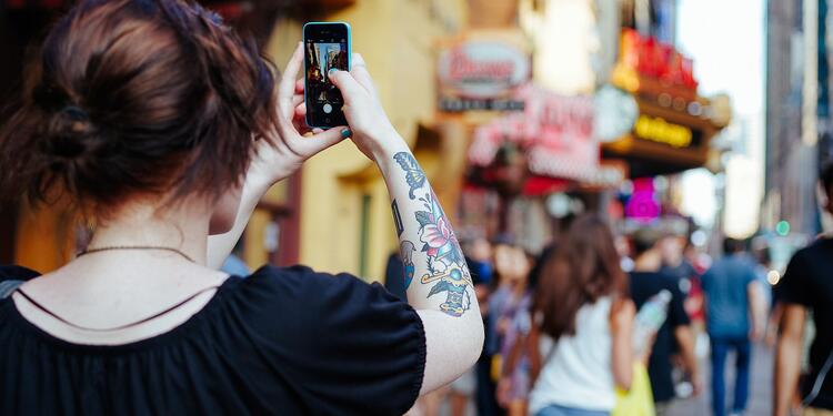 Joven grabando un video en su celular