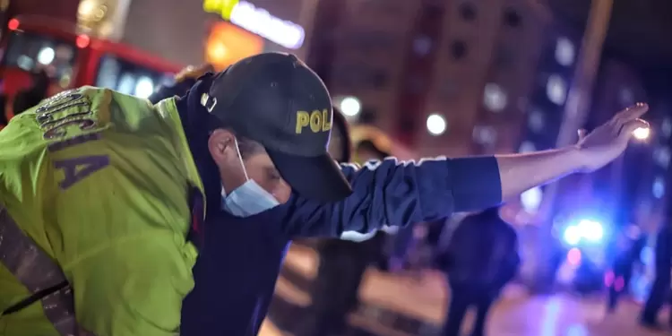 Policía requisa a un ciudadano en calle de Bogotá. Policía requisa a un ciudadano en calle de Bogotá.