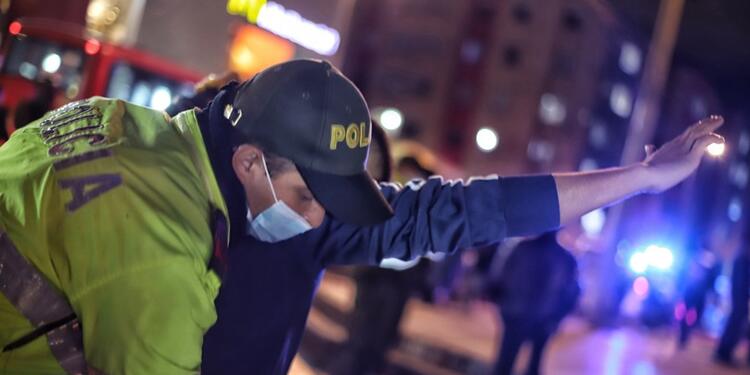 Policía requisa a un ciudadano en calle de Bogotá. Policía requisa a un ciudadano en calle de Bogotá.