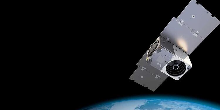 Satélite en el espacio exterior