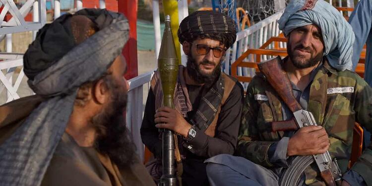 Talibanes armados en un parque de diversiones Talibanes en parque de diversiones