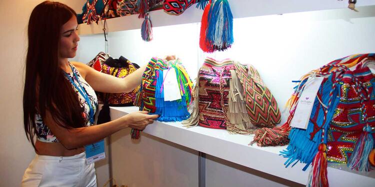 Comerciante vendiendo sus productos Comerciante vendiendo sus productos