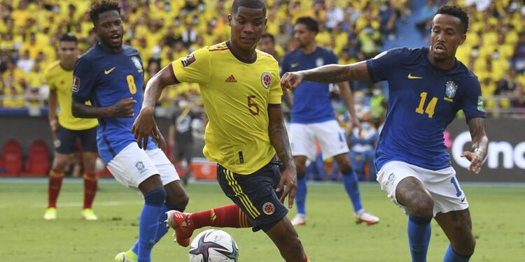 Wilmar Barrios y Éder Militao disputan la pelota en partido Colombia vs Brasil Wilmar Barrios y Éder Militao disputan la pelota en partido Colombia vs Brasil