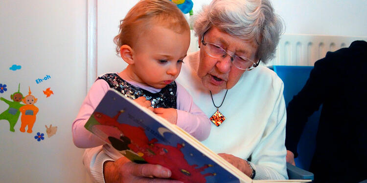 Abuela junto a su nieto Abuela junto a su nieto