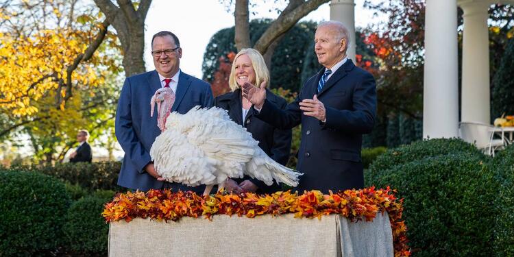 Joe Biden perdona a dos pavos Joe Biden sigue la tradición y perdona a dos pavos
