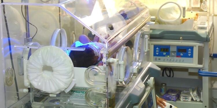 Bebé hospitalizado dentro de una incubadora Bebé hospitalizado dentro de una incubadora