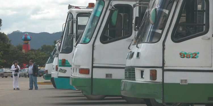 Buses de transporte intermunicipal estacionados Buses de transporte intermunicipal estacionados
