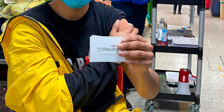 Certificado de vacunación Ciudadano vacunado presentando su certificado de vacunación