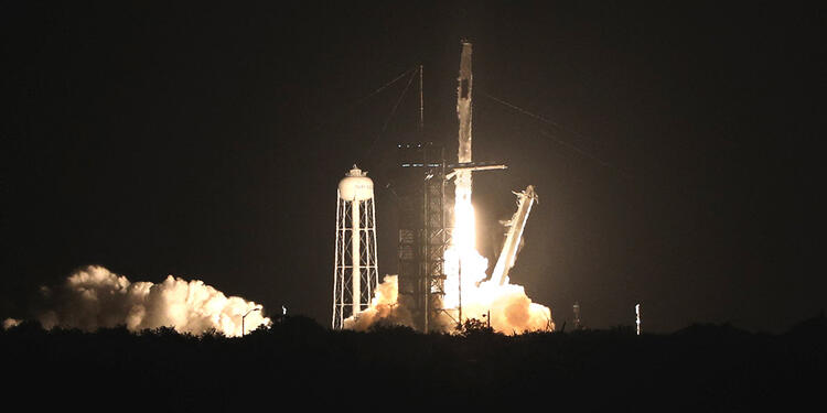 Lanzamiento de cohete al espacio exterior