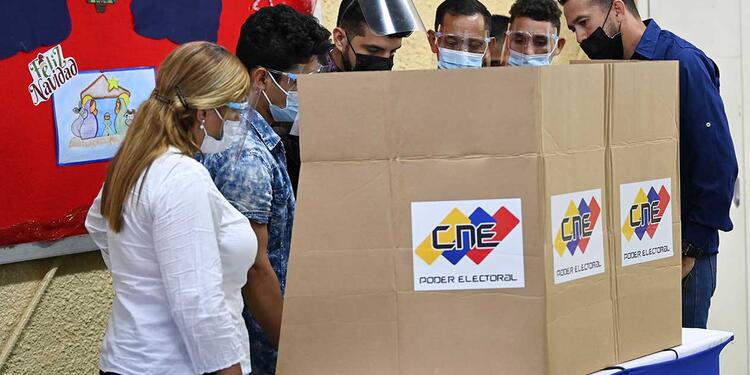 Votantes participan en elecciones en Venezuela