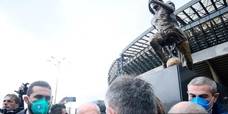 Estatua homenaje a Diego Maradona Estatua homenaje a Diego Maradona en Nápoles