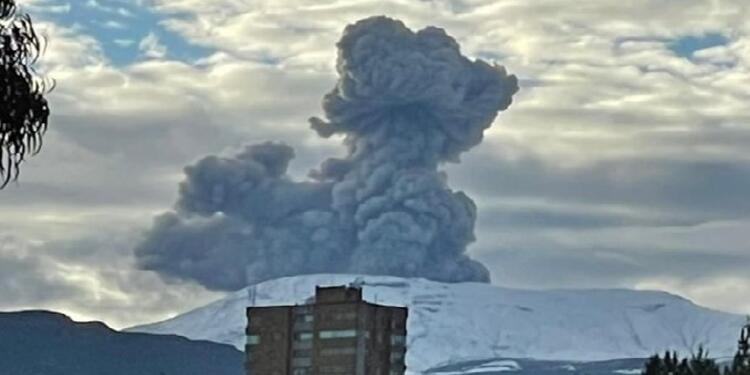 Emisión de gases en el Nevado del Ruiz
