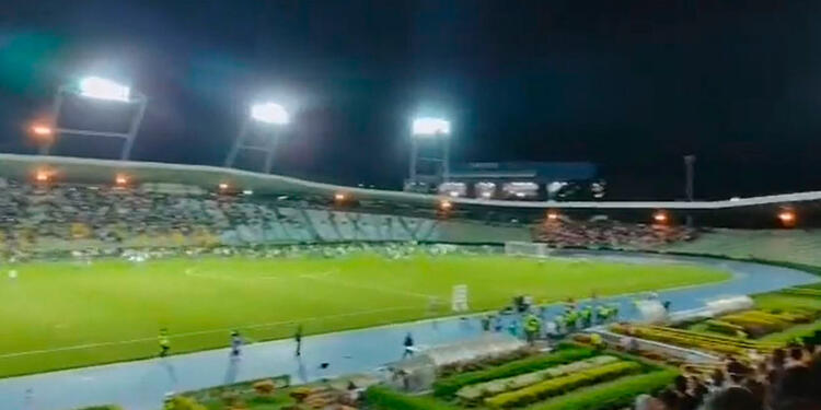 Hinchas del Quindío entran a la cancha Hinchas del Quindío irrumpen en el campo de juego