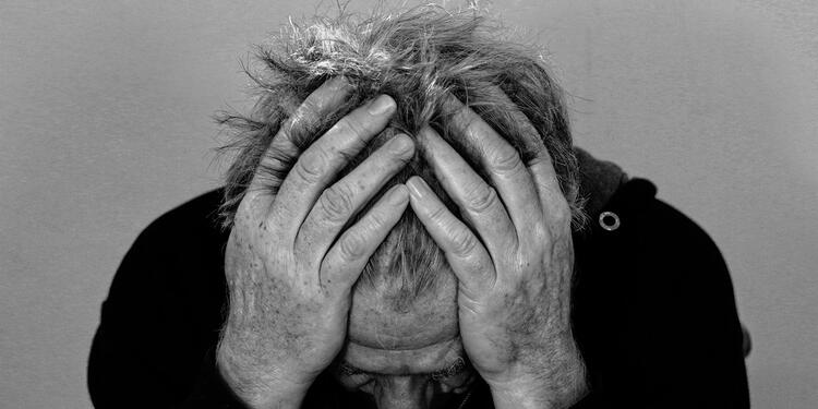 Hombre triste Hombre en estado de depresión