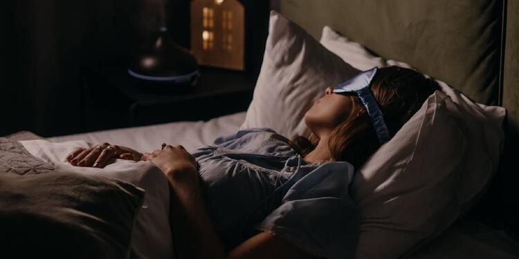 Mujer acostada en la cama hora de dormir