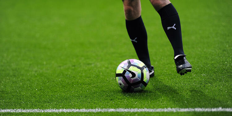 Jugador de fútbol en el campo de juego