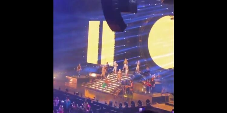 Karol G se cayó en pleno concierto en Miami