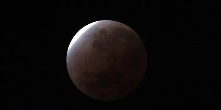 Luna rojiza en eclipse lunar 2021