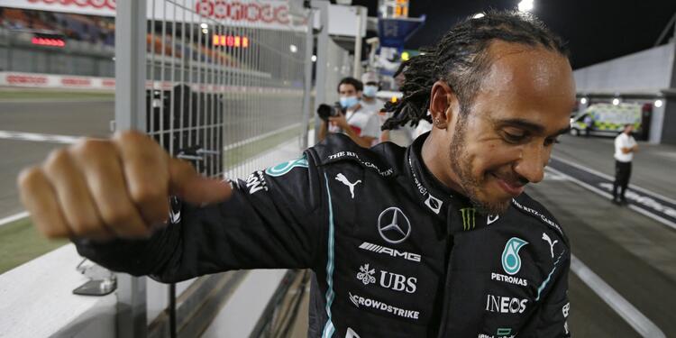 Lewis Hamilton celebra al ganar la 'pole' del Gran Premio de Qatar. Lewis Hamilton celebra al ganar la 'pole' del Gran Premio de Qatar.