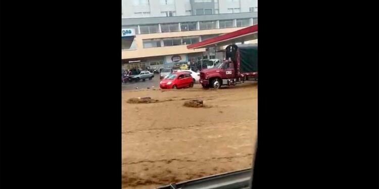 Fuertes lluvias en Medellín crean inundaciones Fuertes lluvias en Medellín crean inundaciones