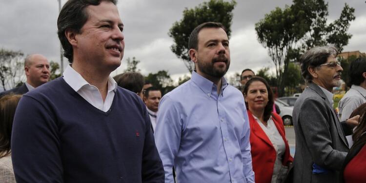 Los hermanos Galán en frente de la Registraduría Nacional. Los hermanos Galán en frente de la Registraduría Nacional.