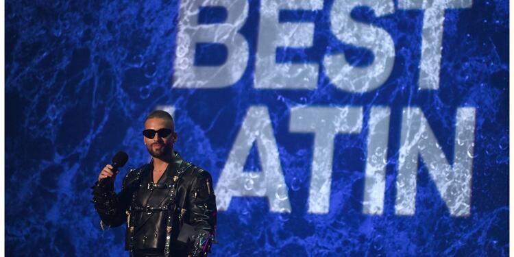 Maluma al recibir premio en los Europe Music Awards