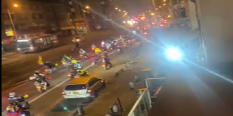 Motociclistas protestan en Bogotá por el mal estado de la malla vial