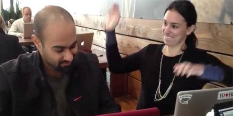 Mujer le pega a hombre cada vez que usa Facebook