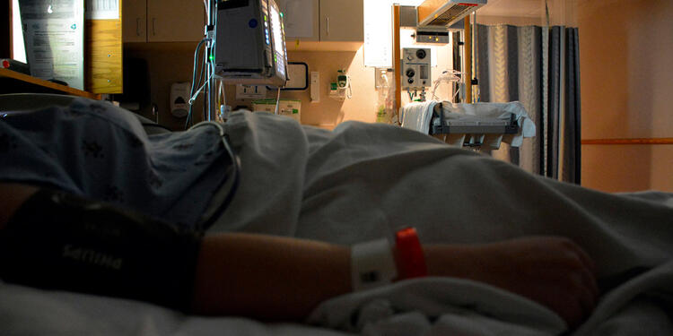 Paciente en cama de hospital Paciente en cama de hospital